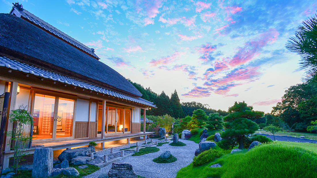 棚田の宿 ささゆり庵 — 奈良・宇陀市室生深野 · 深野の棚田を望む築150年の茅葺古民家「蔵王」と枯山水の庭