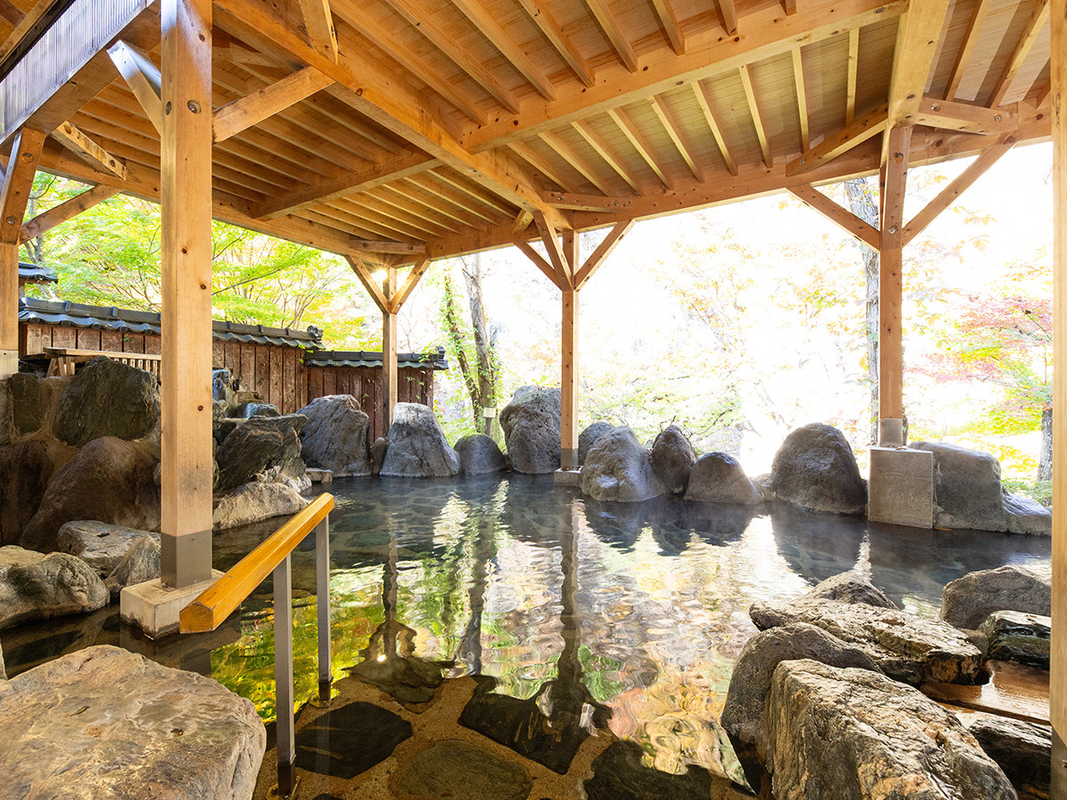 ホテル湯西川 — 栃木・湯西川温泉 · 囲炉裏端の焼き物とバイキング、最大6名1室の大型ホテルの館内
