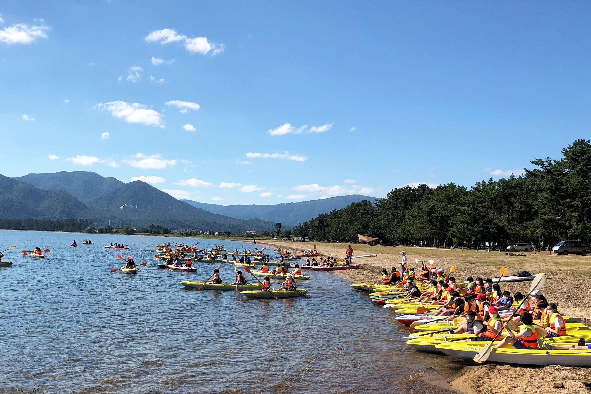 白浜荘 — 高島市・近江白浜 · 松林越しに琵琶湖を望む浜付きの旅館