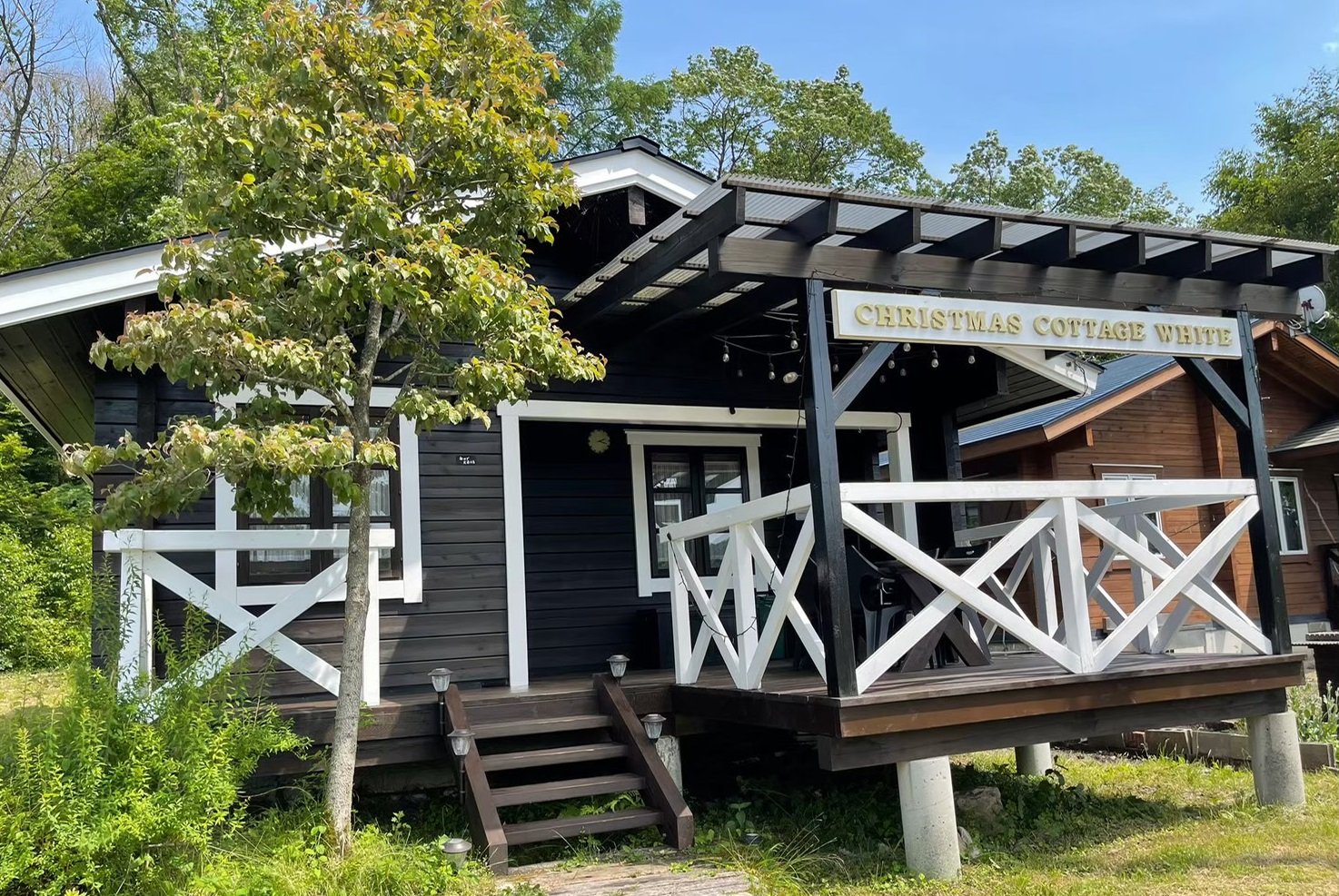 岡山ひるぜん貸別荘 ピーターパン — 岡山・蒜山高原 · 屋根付きデッキを備えた一棟貸しコテージの外観