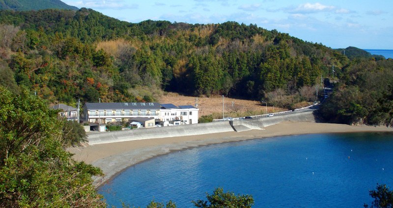 砂美かたやま — 牟岐町灘・砂美の浜に面して建つ全10室の民宿の外観