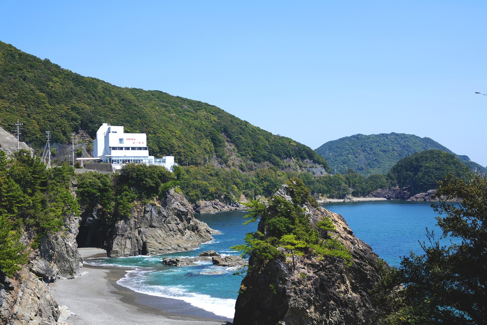 ホテル白い燈台 — 美波町日和佐浦・えびす洞の入り江を見下ろす高台に建つ全室オーシャンビューの宿