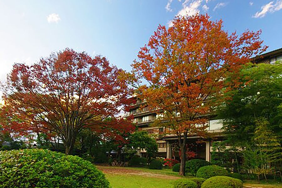 常磐ホテル — 山梨・甲府湯村温泉 · 3,000坪の日本庭園を擁する昭和創業の老舗旅館