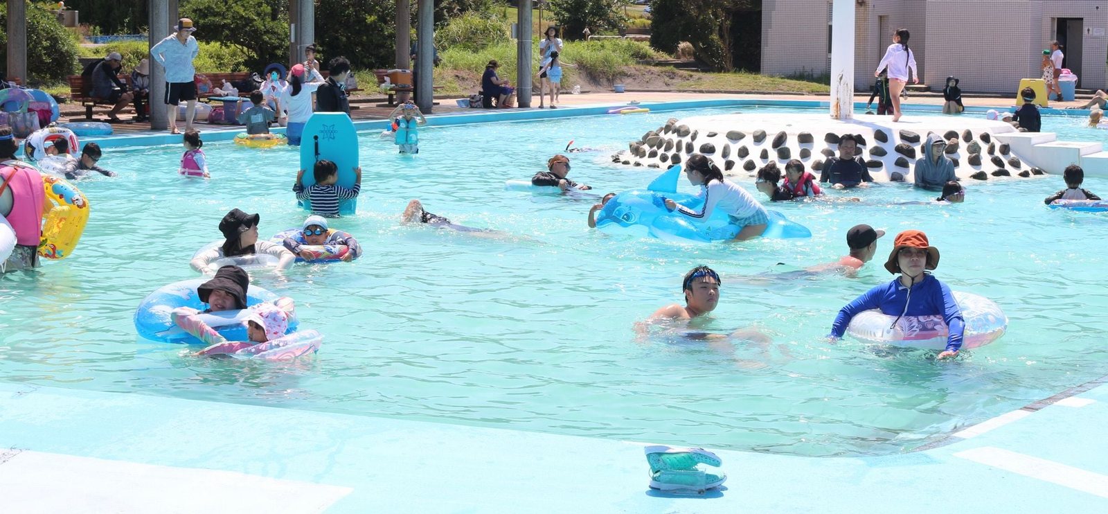 休暇村 館山 — 館山市見物 · 波のない浅い海水プールで子どもが遊ぶ夏の家族リゾート