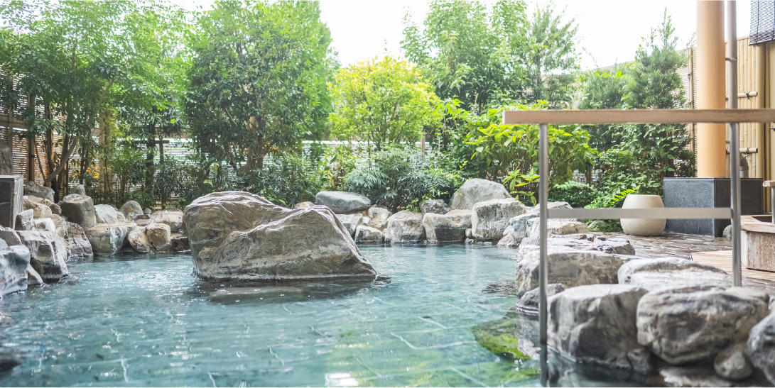 道後プリンスホテル — 愛媛県松山市道後姫塚 · 庭園の四季を望む露天風呂「ゆのね」、左右あわせて8つの湯船