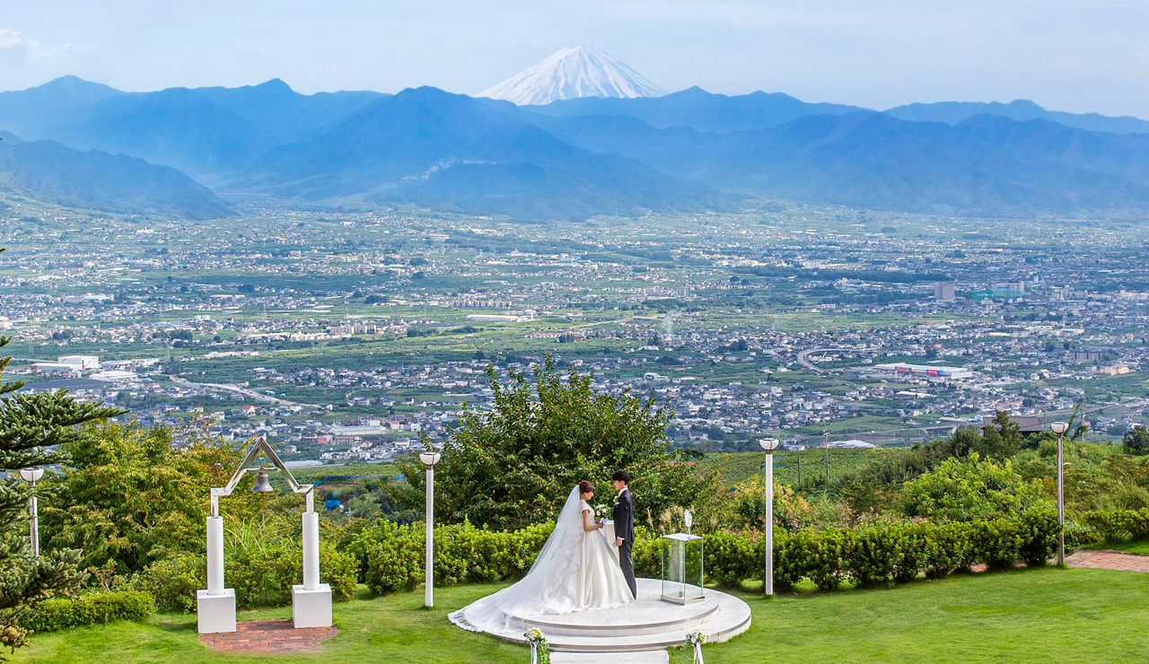 フルーツパーク富士屋ホテル — 山梨・山梨市 · 笛吹川フルーツ公園上部の南欧風リゾート、新日本三大夜景