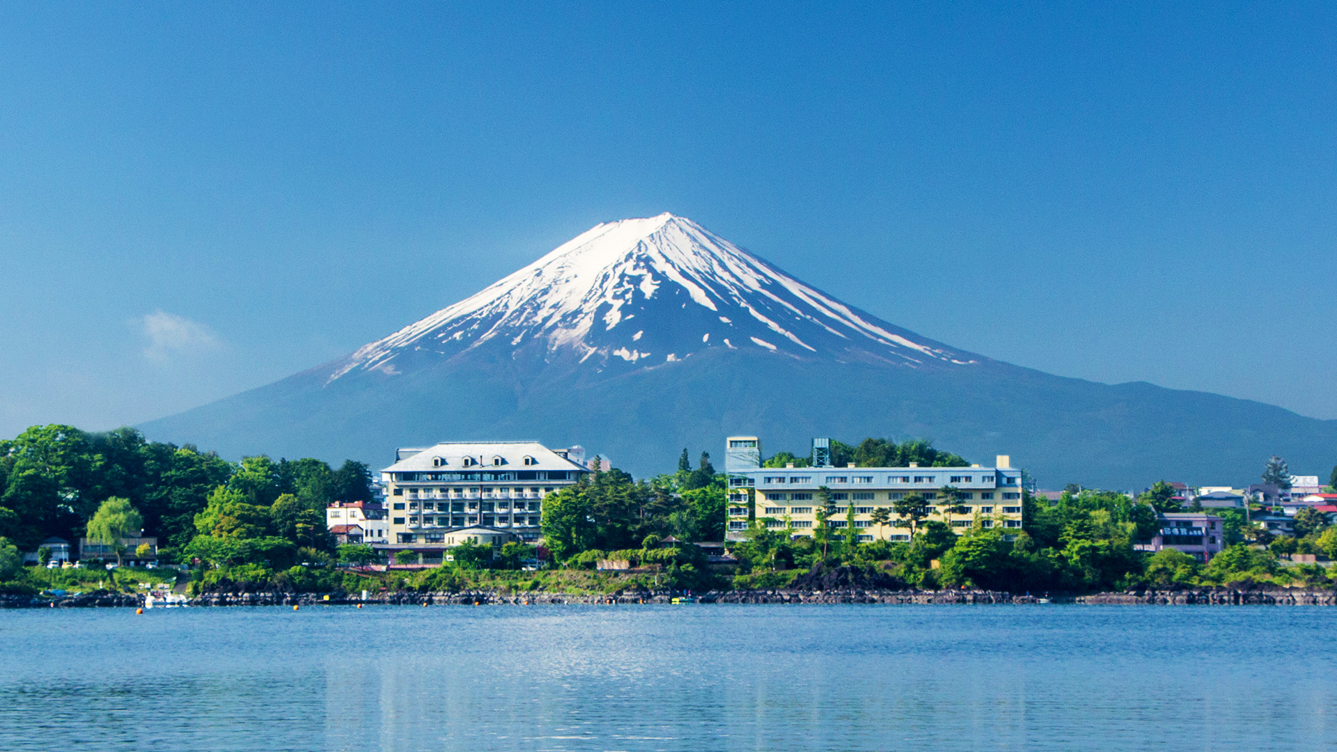 富士レークホテル — 山梨・河口湖 · 河口湖越しに富士山を望む湖畔のクラシックホテル