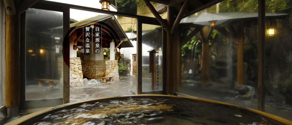 箱根 花紋 — 神奈川・箱根湯本 · 自家源泉かけ流しの露天風呂付き客室を備える温泉旅館