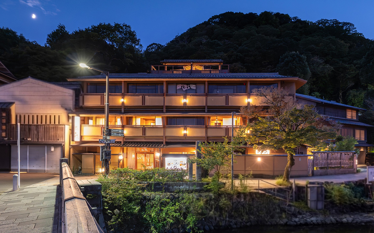嵐山温泉 彩四季の宿 花筏 — 京都・嵐山 · 渡月橋南詰に建つ夕景の温泉旅館