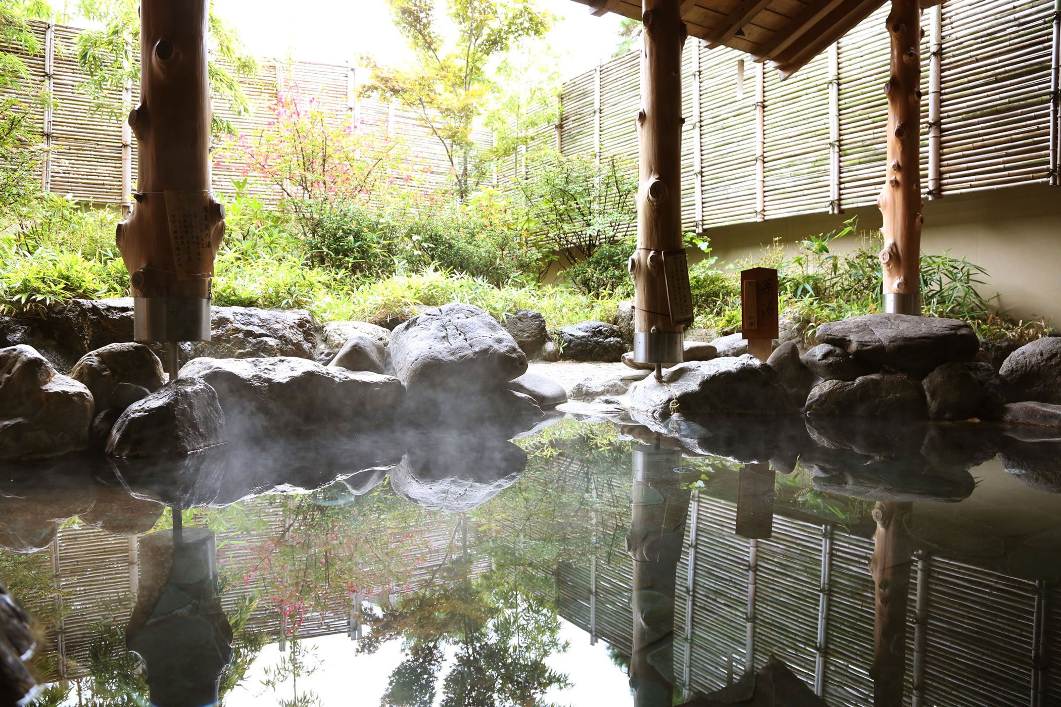 京都 嵐山温泉 花伝抄 — 京都・嵐山 · 紅葉に囲まれた露天風呂のある温泉宿