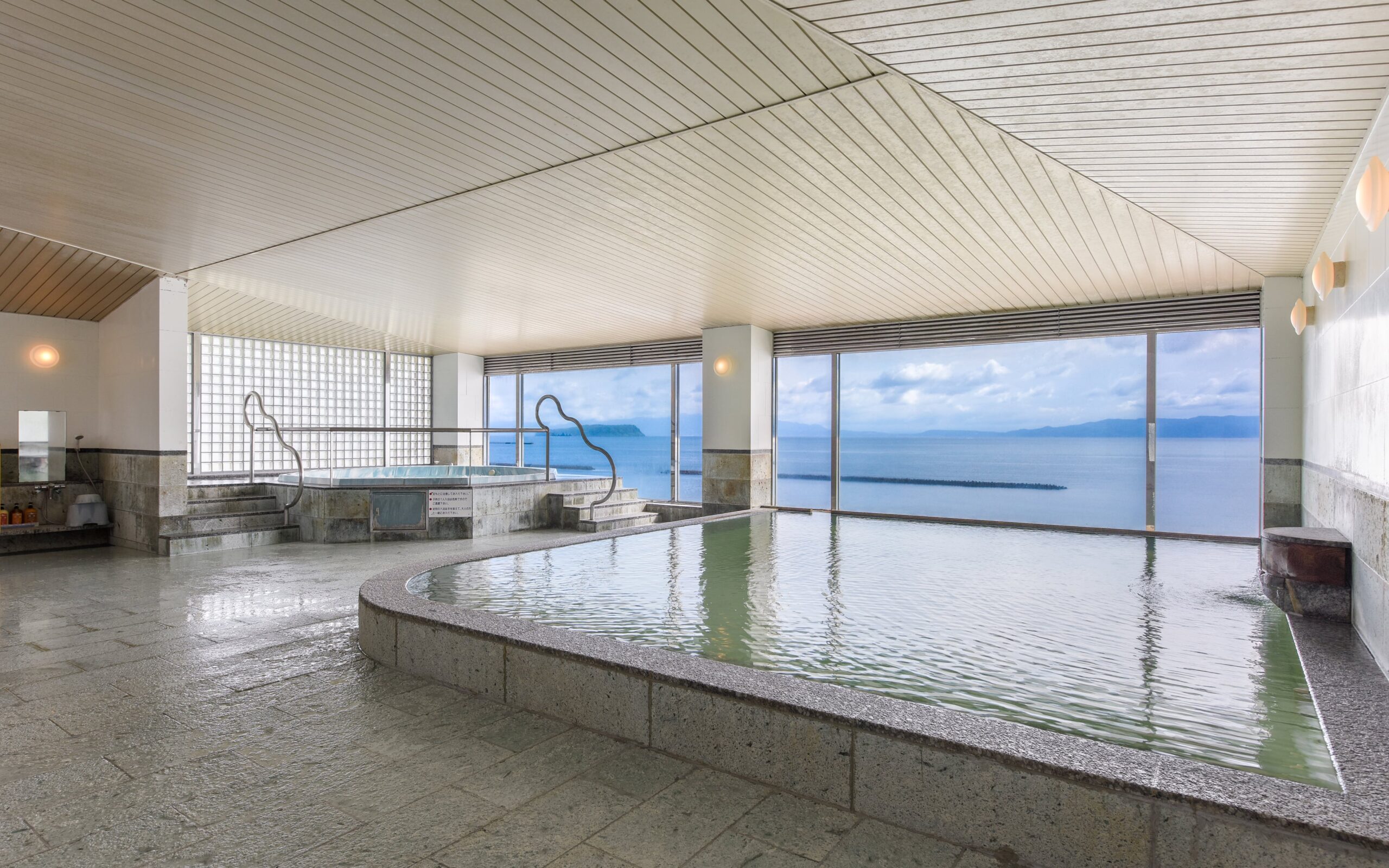 指宿海上ホテル — 鹿児島・指宿摺ヶ浜 · 錦江湾に面した 85 室の温泉ホテル
