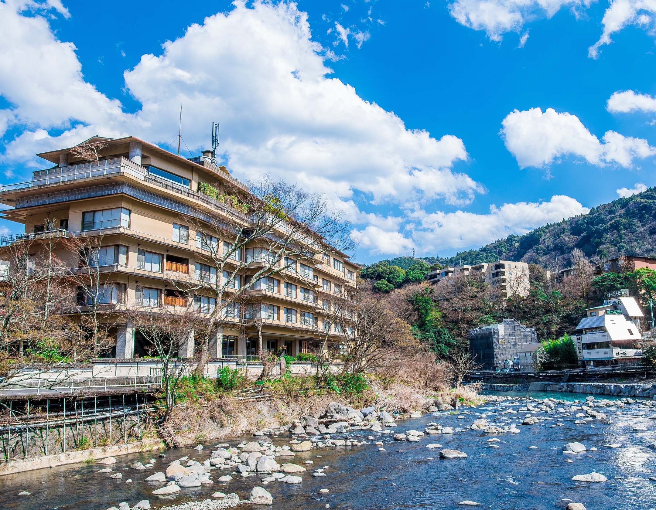 ホテル河鹿荘 — 神奈川・箱根湯本 · 箱根湯本駅徒歩5分、9本の源泉を持つ川沿いの宿