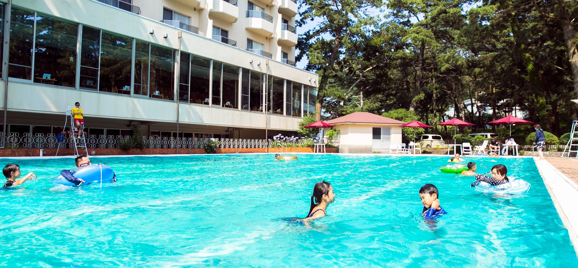 休暇村 南伊豆 — 静岡県南伊豆町 · 弓ヶ浜に面した本館と、夏季営業の屋外25mプール・子ども用プール