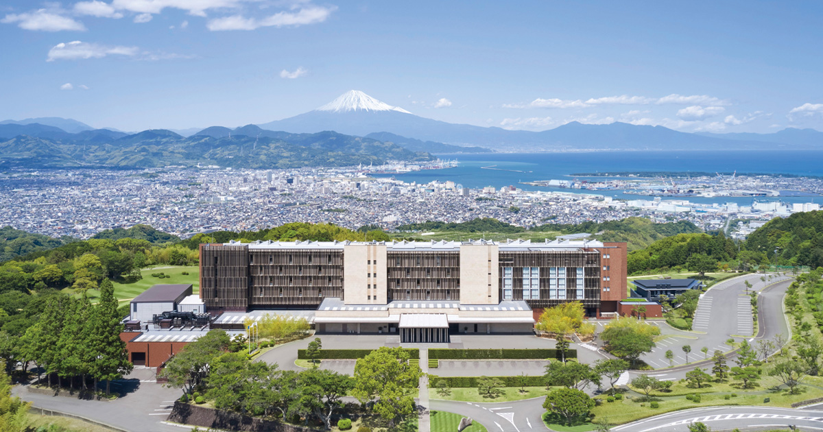 日本平ホテル — 静岡・清水 · 富士山と清水港を一望する高台のホテル外観