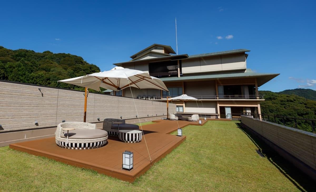 長門湯本温泉 大谷山荘 — 山口・長門湯本 · 音信川沿いに立つ、屋上庭園テラスと大浴場を持つ温泉旅館