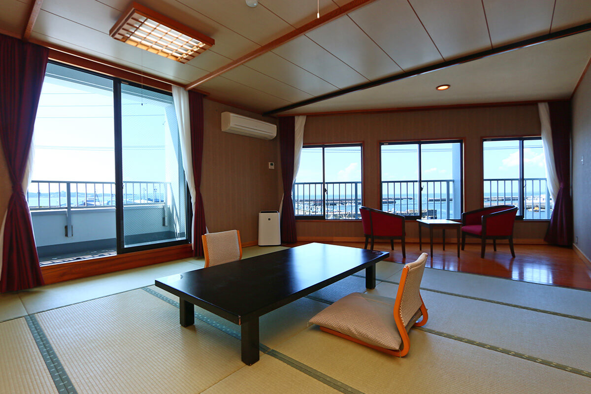 海のAuberge 晴快荘 — 愛知県南知多町日間賀島 · 海に面した純和風客室、創業60年を機に和モダンへ改装