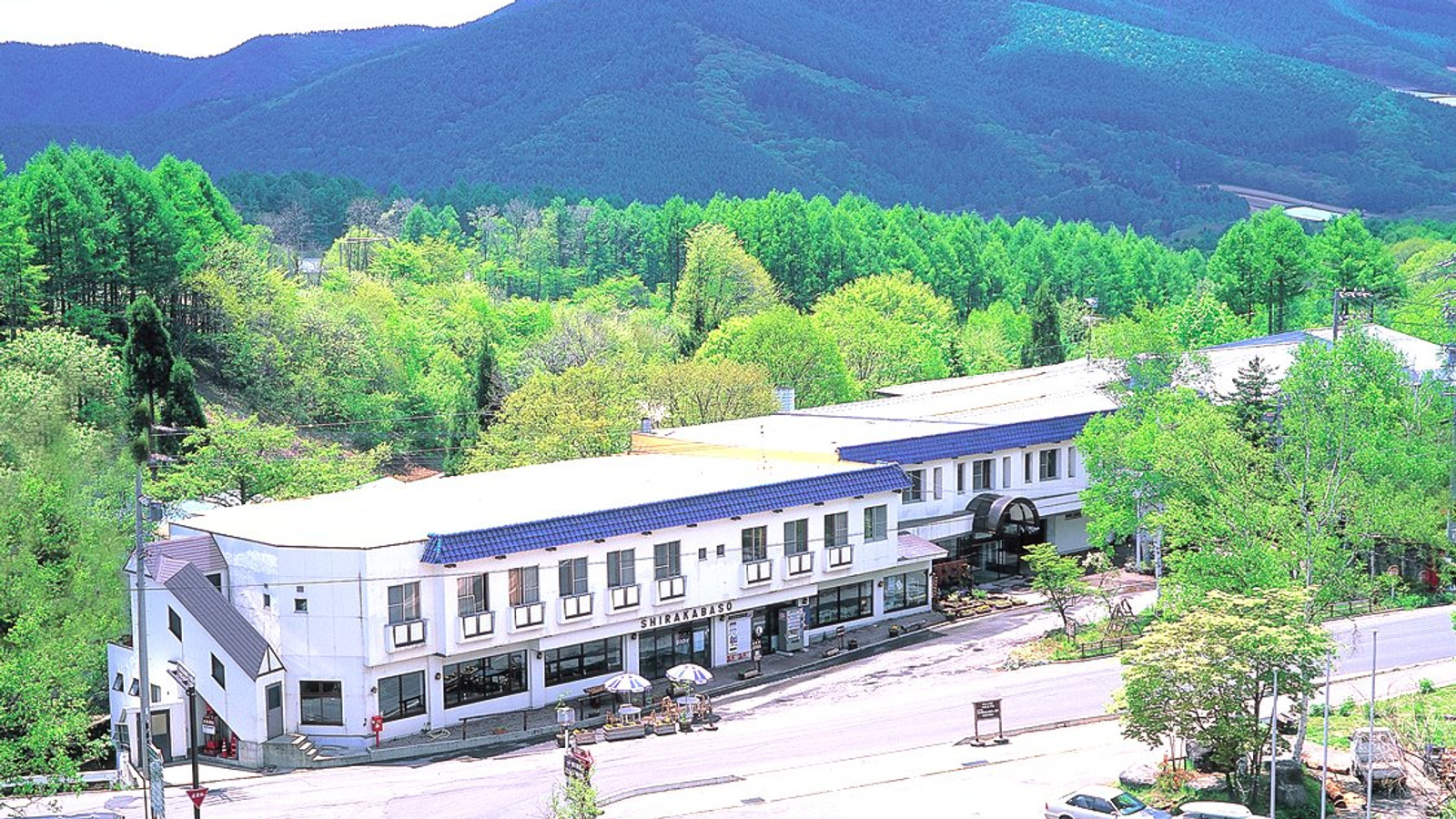 菅平高原ホテル白樺荘 — 長野・菅平高原 標高約1300m · カラマツ林と山並みに囲まれた高原リゾート