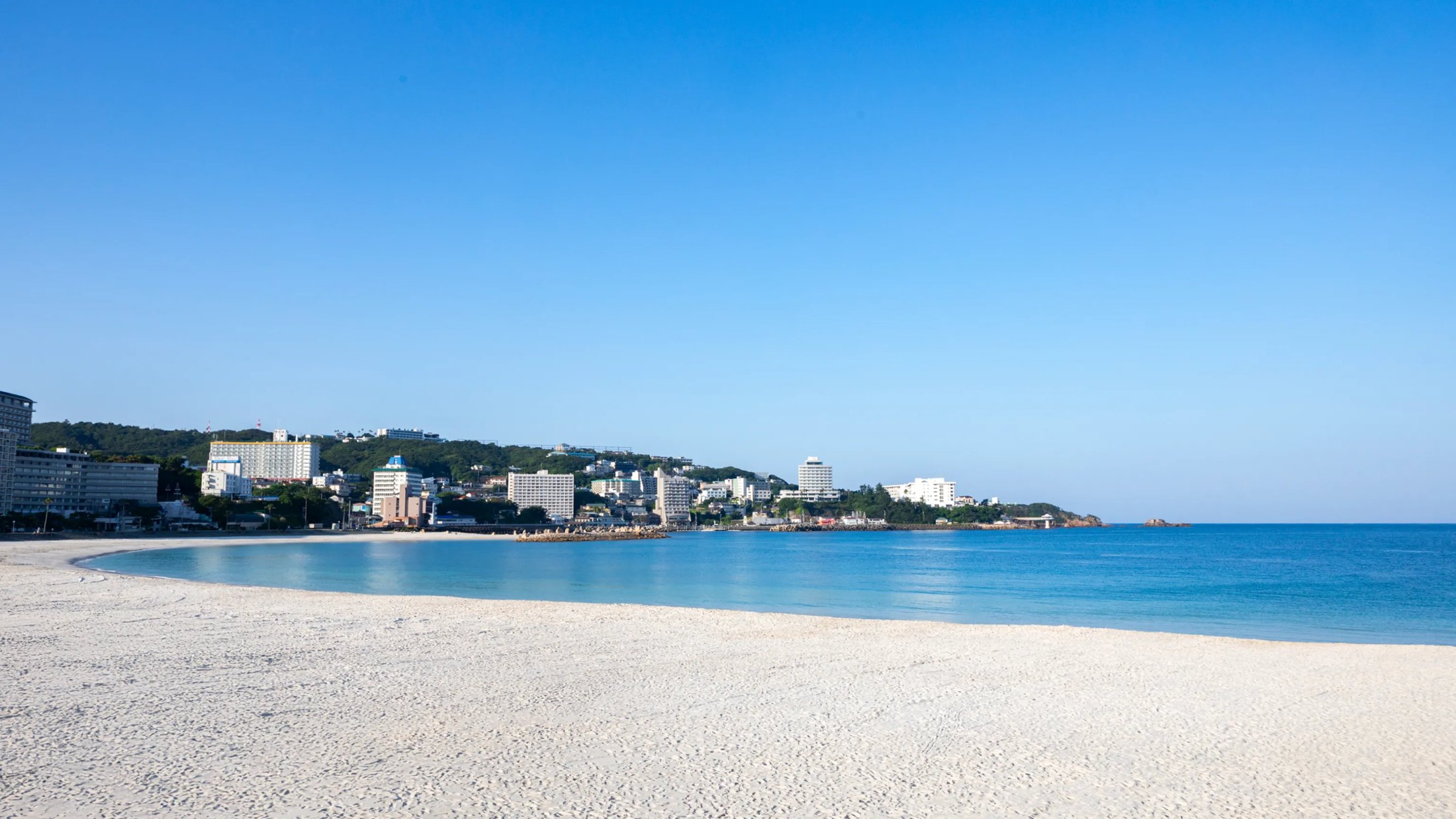 白良荘グランドホテル — 和歌山・南紀白浜 · 白い砂浜の白良浜と青い海