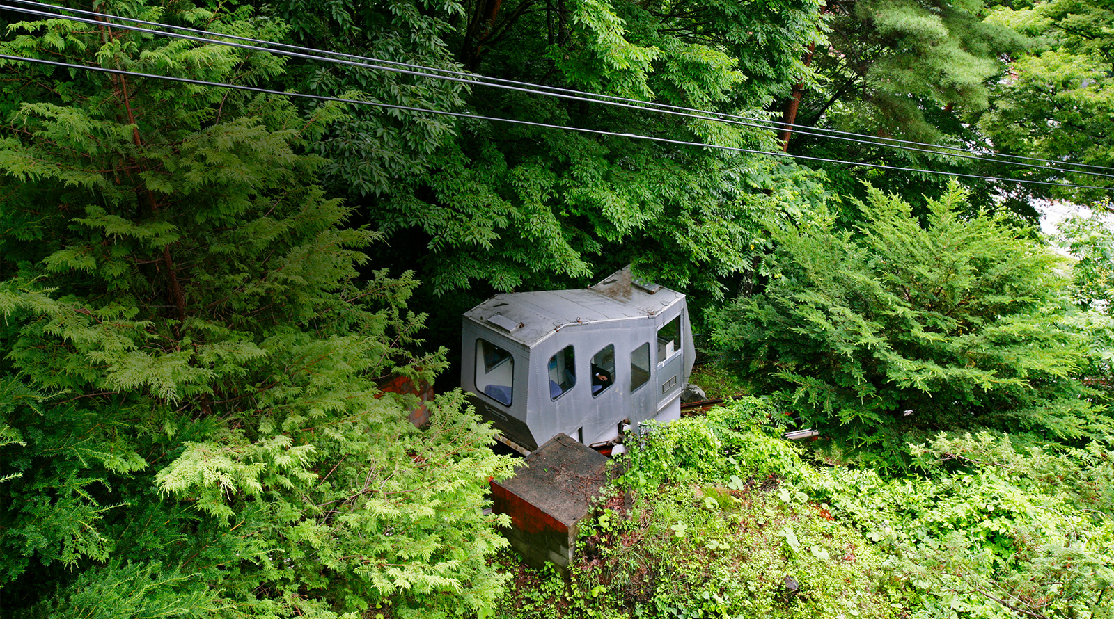 菱野温泉 常盤館 — 小諸・標高1001mの高原 · 展望露天風呂へ登る登山電車と敷地の雑木林