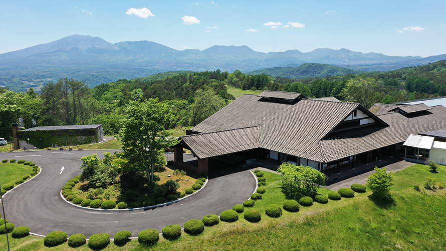 嬬恋プリンスホテル — 群馬県嬬恋村・浅間高原 · 標高1,120m、グラスガーデン付き大型ホテル