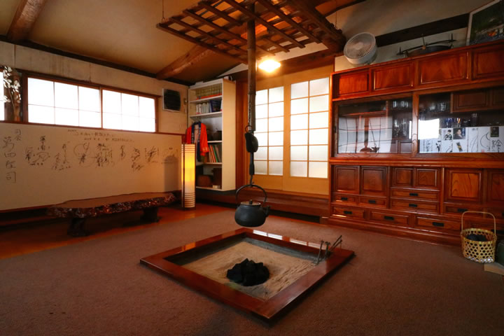 尾瀬片品温泉 旅館うめや — 群馬・片品村 · 硫黄の香る源泉かけ流しと囲炉裏のある山里の湯宿
