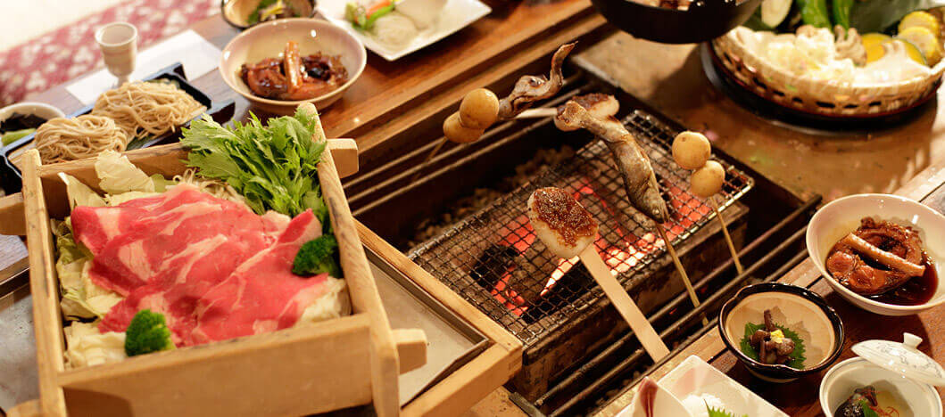 ユルイの宿 恵山 — 信州・昼神温泉 · 囲炉裏を囲む炭火焼きと蒸篭、きのこや信州野菜を使った郷土料理