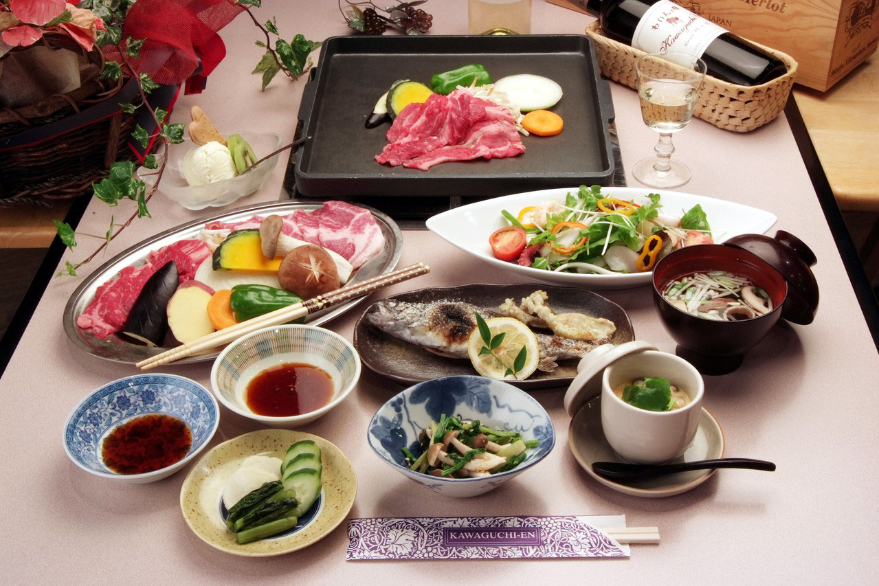 わいんと宿 川口園 — 甲州富士桜ポークの鉄板焼きと川魚、デザートが並ぶ夕食の一例