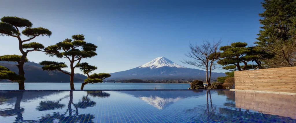 秀峰閣 湖月 — 山梨・富士河口湖町河口 · 全客室から河口湖と富士山を望む湖北岸の宿