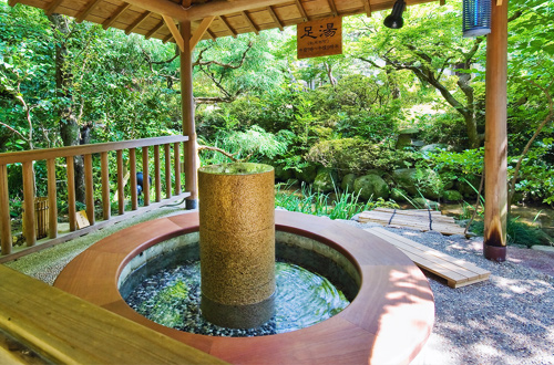 道後温泉 ふなや — 愛媛・松山 · 庭園「詠風庭」の屋根付き円形足湯と木の腰掛け