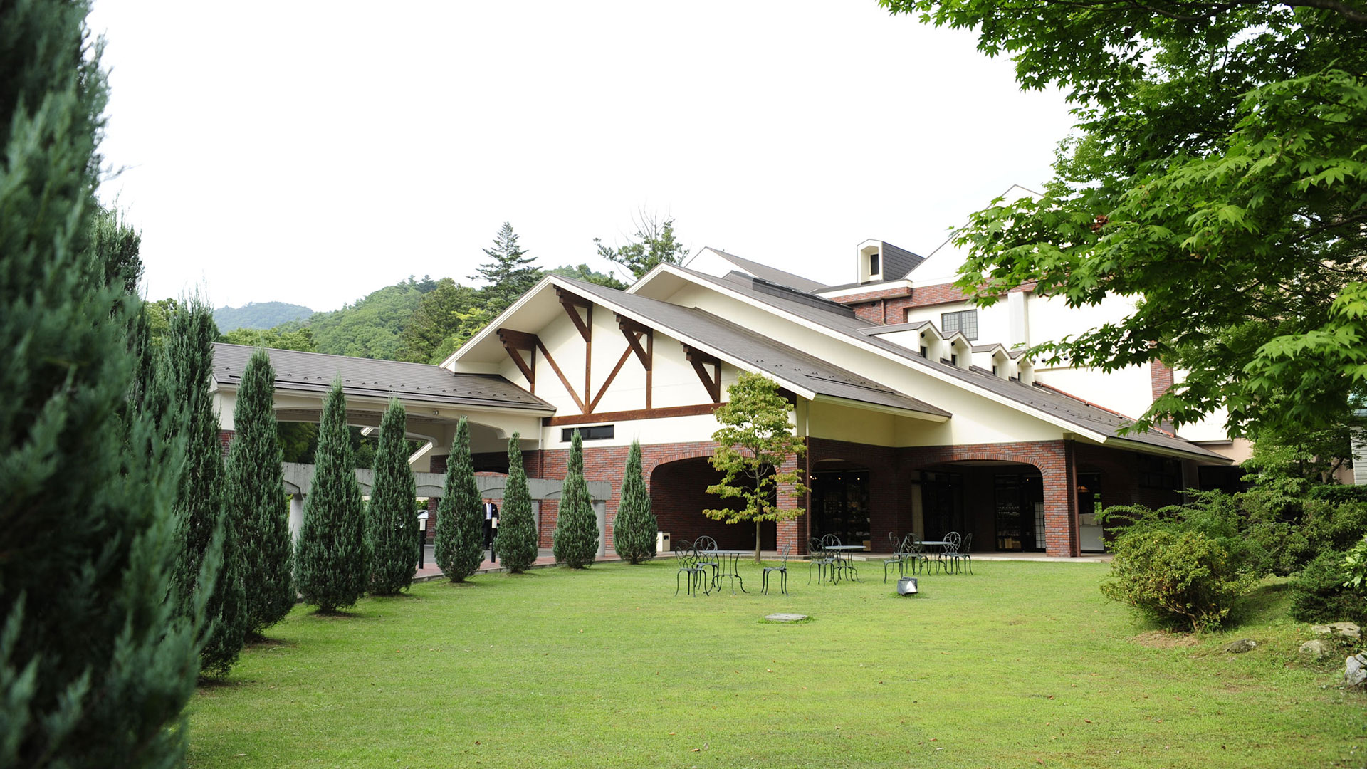 袋田温泉 思い出浪漫館 — 茨城・大子町 · 奥久慈りんごを浮かべるりんご湯で知られる渓流沿いの宿