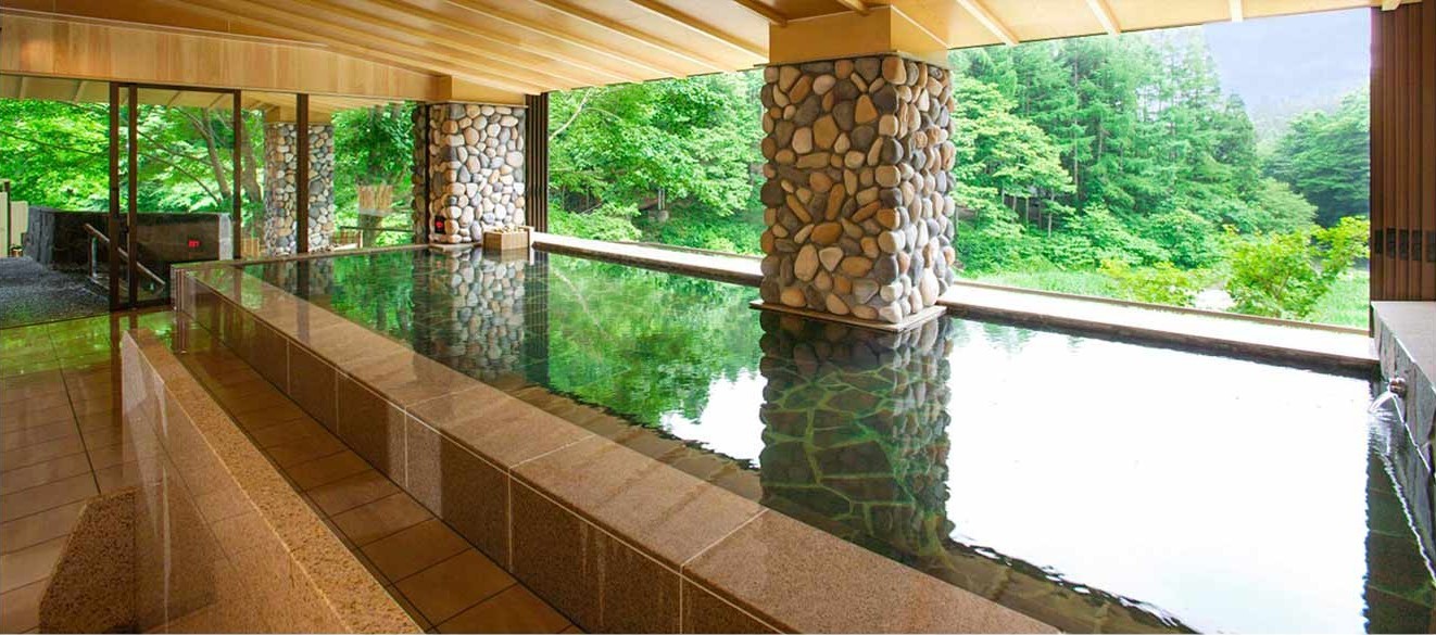 結びの宿 愛隣館 — 岩手・花巻南温泉峡 · 森を望む大浴場