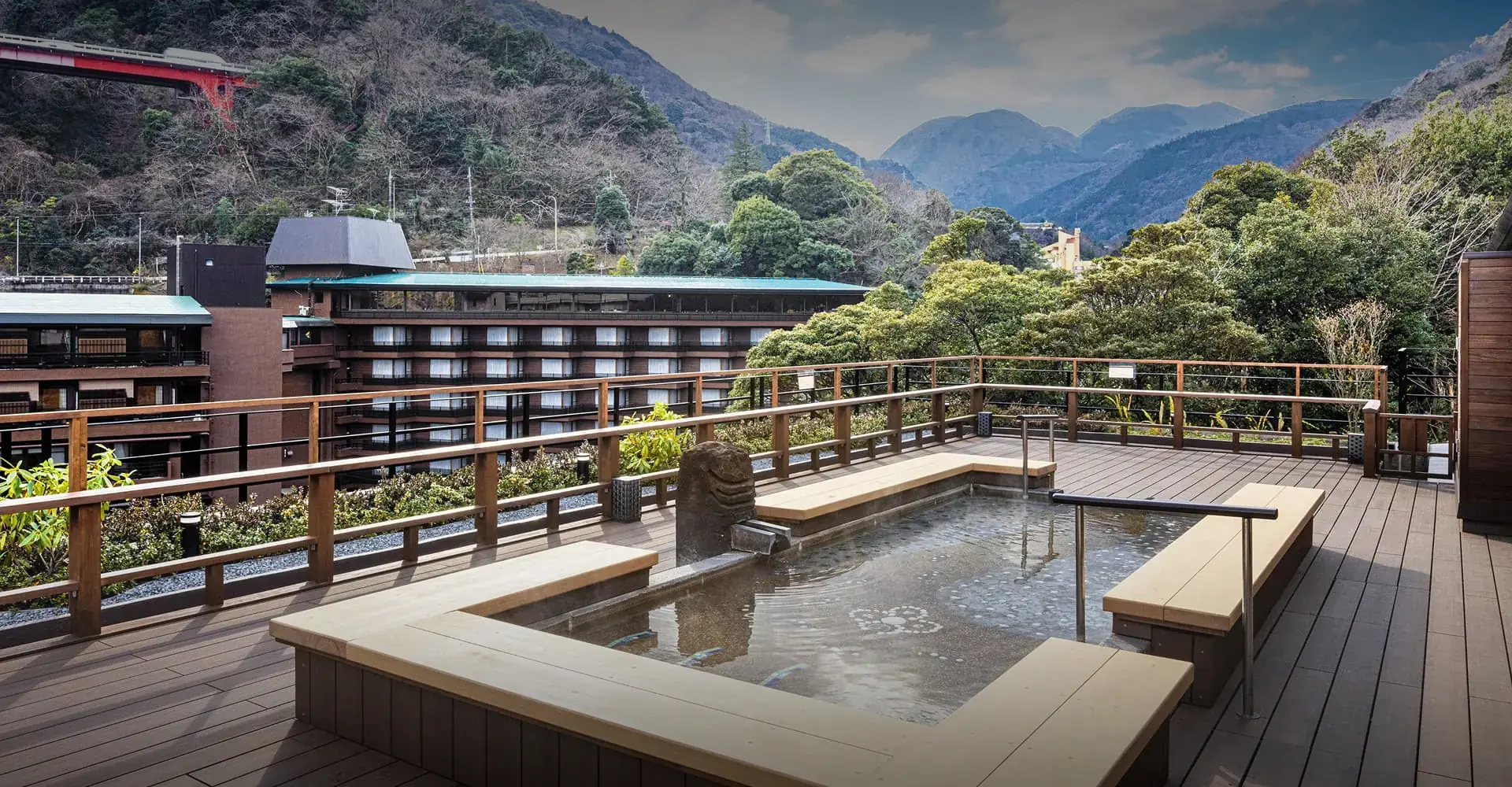 箱根湯本温泉 ホテルおかだ — 神奈川・箱根湯本 · 山並みを望む露天のテラス