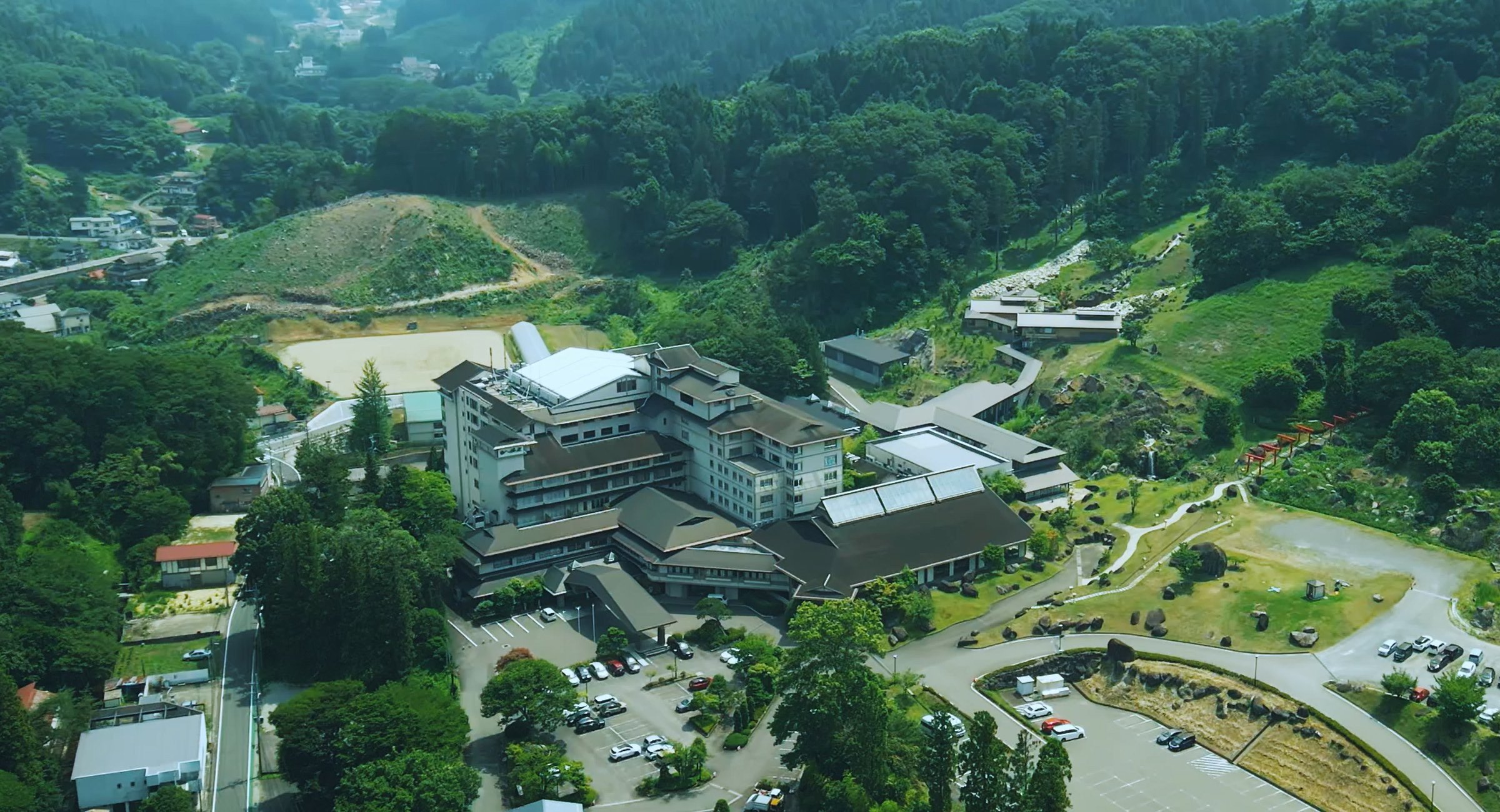 母畑温泉 八幡屋 — 福島県石川町 · 1880年創業の145室温泉旅館、自家源泉さくら源泉
