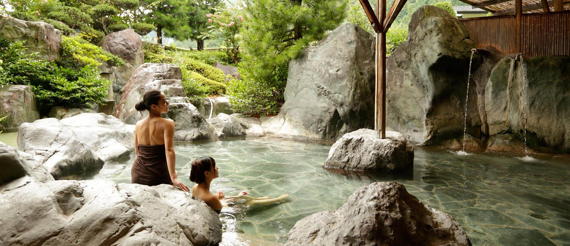 ユルイの宿 恵山 — 長野・昼神温泉 · 囲炉裏を囲む会席の場面、南信州の食を家族単位で供する山の宿