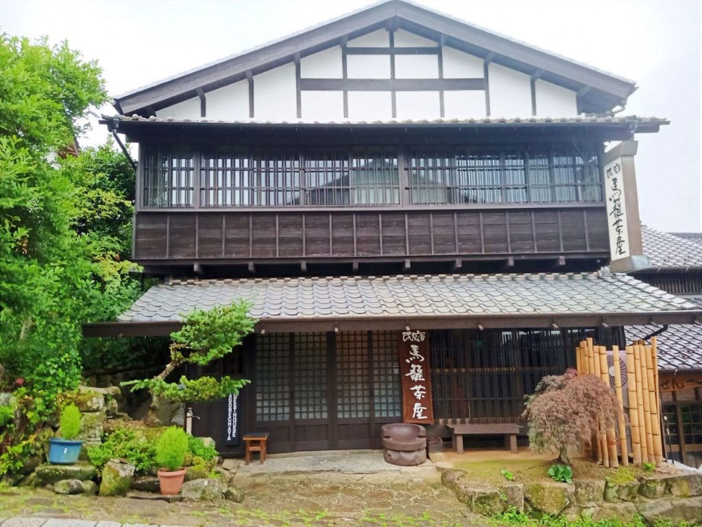 国際的な民宿 馬籠茶屋 — 岐阜県中津川市 · 馬籠宿中央、五平餅と郷土料理の家族向け民宿