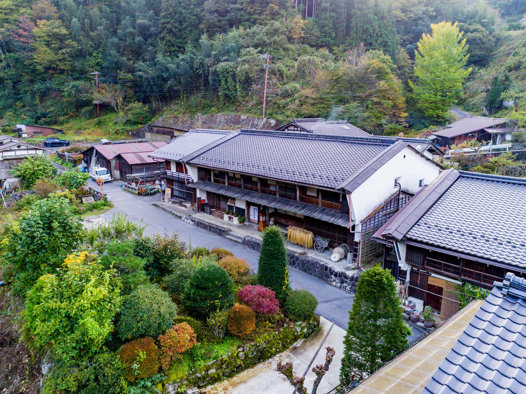 大妻籠の民宿 つたむらや — 長野県南木曽町 · 元養蚕農家を改装した檜風呂の里山民宿