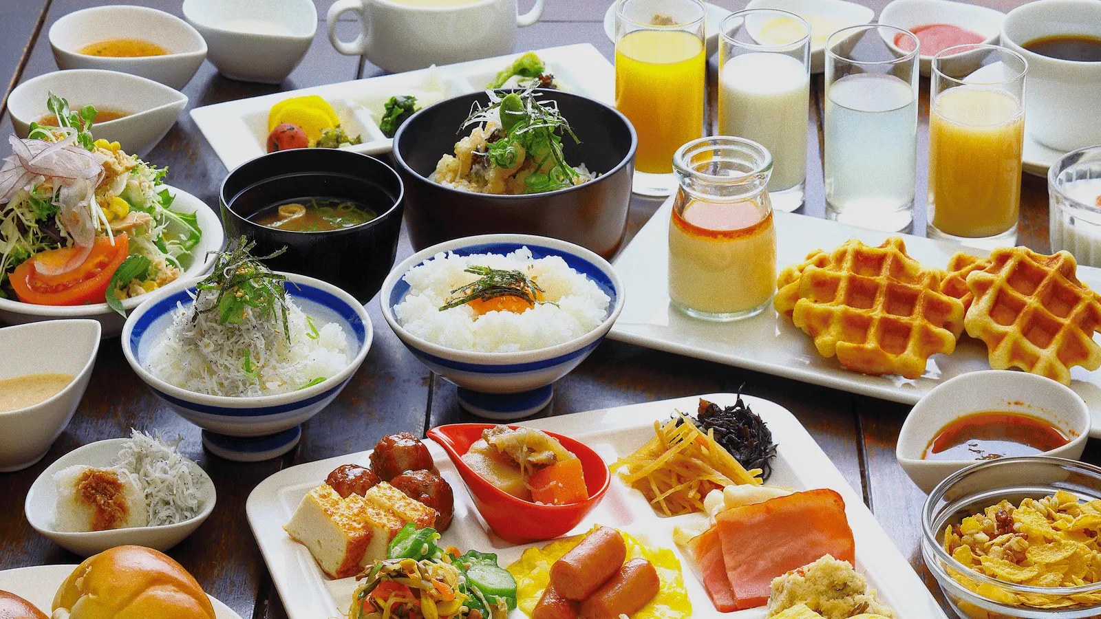 サウスブリーズホテル高知海月 — 高知市農人町 · しらす丼やワッフルが並ぶ朝食ビュッフェ