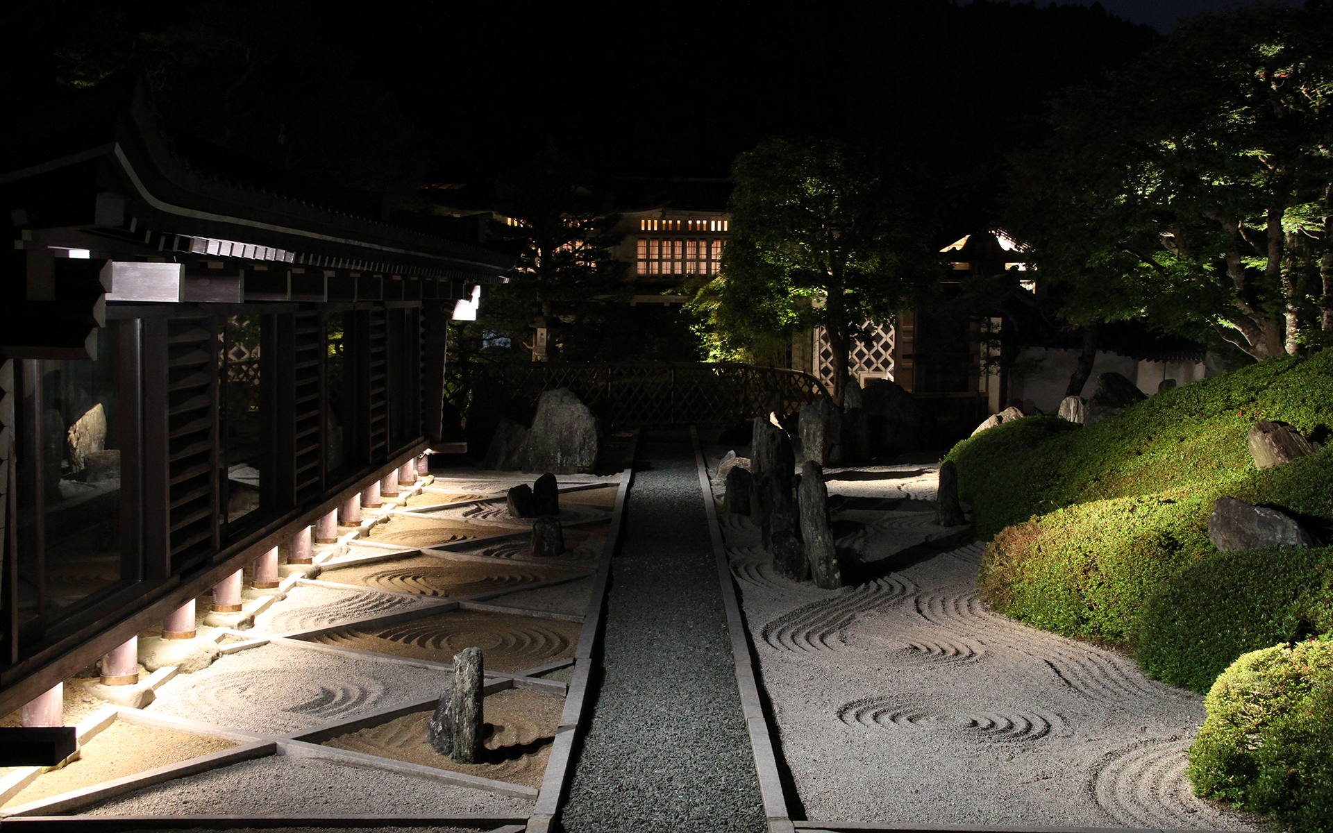 高野山温泉 福智院 — 和歌山・高野山中心部 · 山内唯一の天然温泉と庭園をもつ大規模宿坊