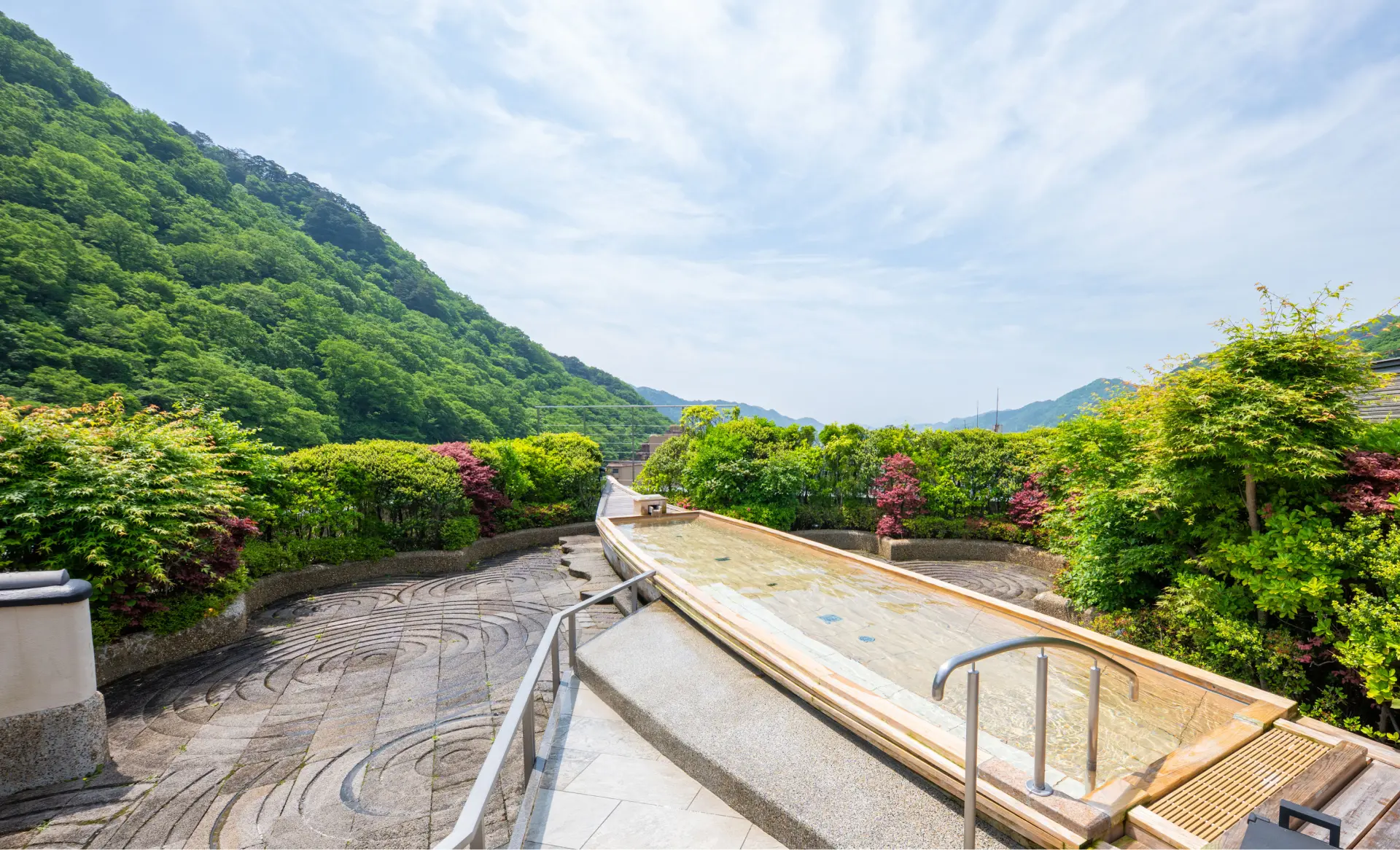 鬼怒川温泉 あさや — 栃木・日光 · 13階の空中庭園露天風呂と52㎡和洋室をもつ老舗の大規模温泉宿