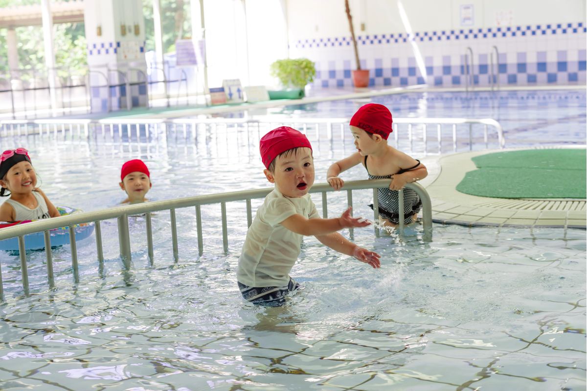 ホテルエピナール那須 — 栃木・那須 · 室内温水プールで水泳帽をかぶって遊ぶ小さな子どもたち
