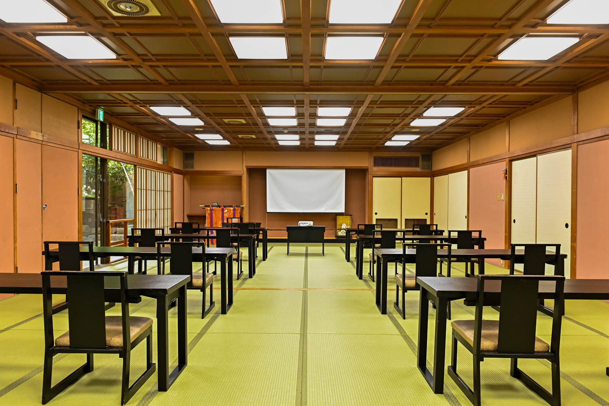 京の宿 綿善旅館 客室 — 京都・中京区 · 京町家旅館の客室と会席の風景