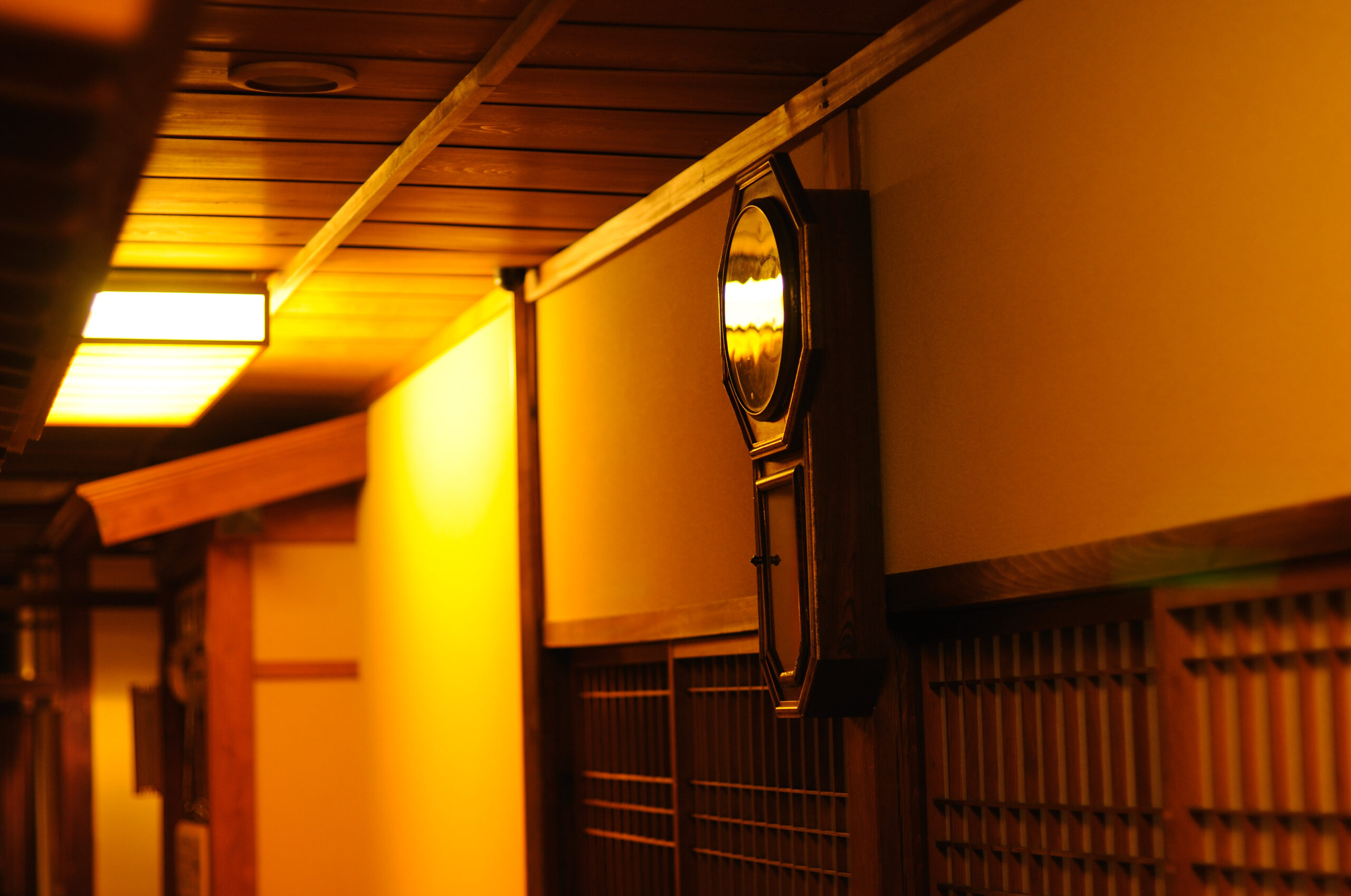 八ツ三館 — 岐阜・飛騨古川 · 明治期からの料亭旅館の館内、木造格式の空間