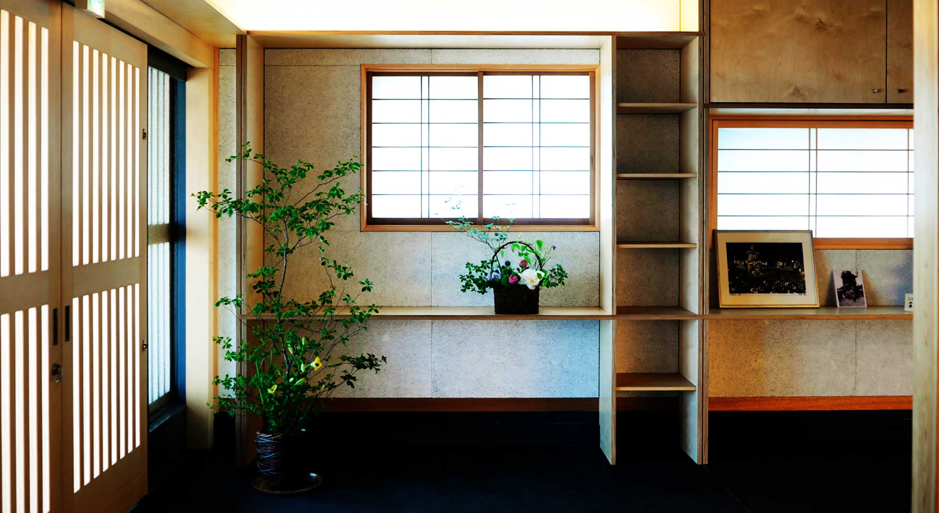 松村屋旅館の和室 — 埼玉県川越市 · 障子越しの自然光と床の間、木の棚をそなえた客室まわり