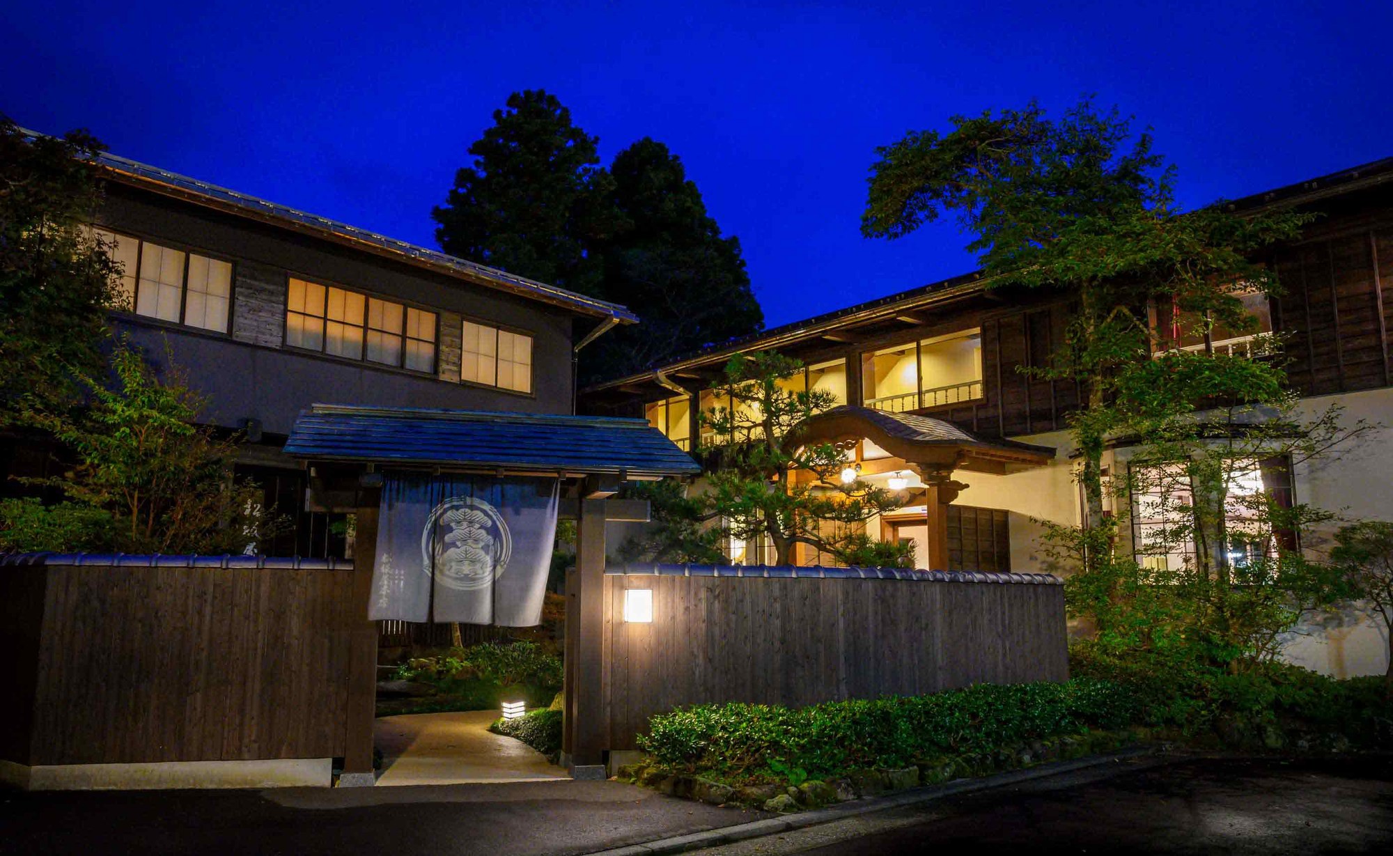 松坂屋本店 — 箱根芦之湯温泉 · 1662年創業、江戸期に「箱根七湯」に数えられた源泉を有する老舗旅館の外観