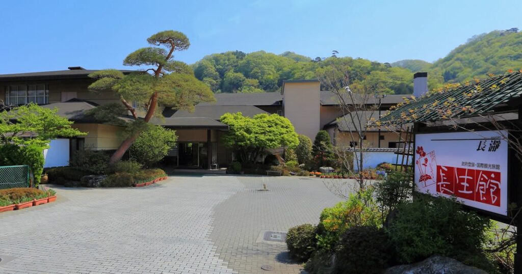 花のおもてなし長生館 — 埼玉・長瀞 · 岩畳と客室露天の老舗温泉旅館