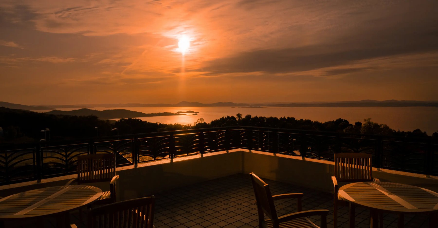 オリビアン小豆島 夕陽ヶ丘ホテル — 香川・小豆島 · 瀬戸内海と夕陽を望むリゾートホテル
