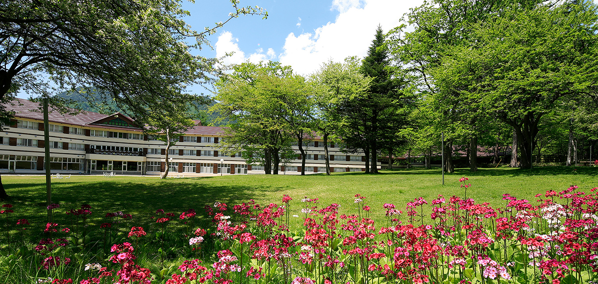 日光アストリアホテル — 日光市光徳温泉 · 芝生と花壇に囲まれた高原リゾートの館