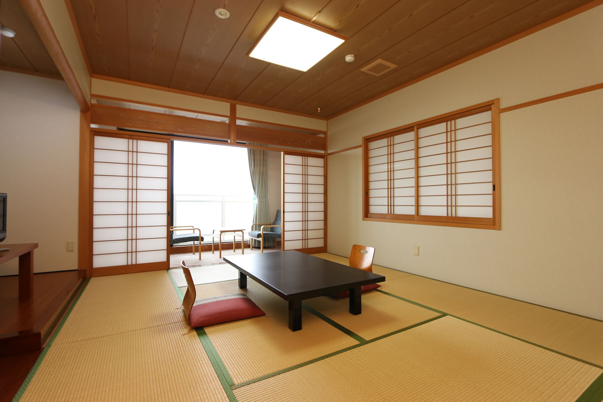 旅館 松風荘 — 宮津市大垣 · 窓の向こうに海が見える座卓のある海側和室
