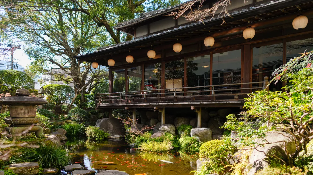ホテル白菊 — 別府・上田の湯町 · 錦鯉の泳ぐ庭園に張り出した数寄屋造りの館内