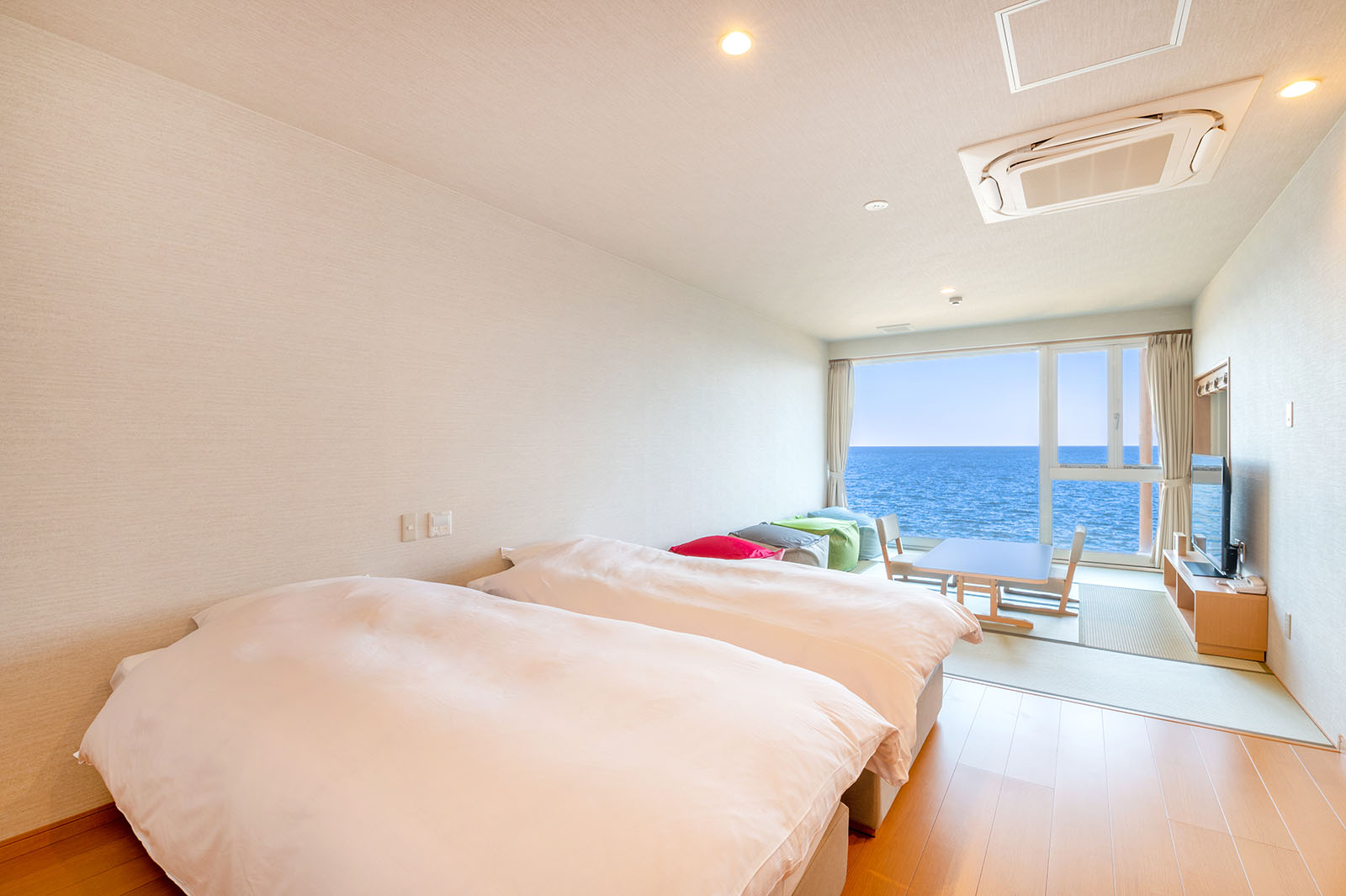 海乃ホテル はじめ — 別府・北浜 · 別府湾に面した明るい和洋室、時間制の家族風呂に使える客室